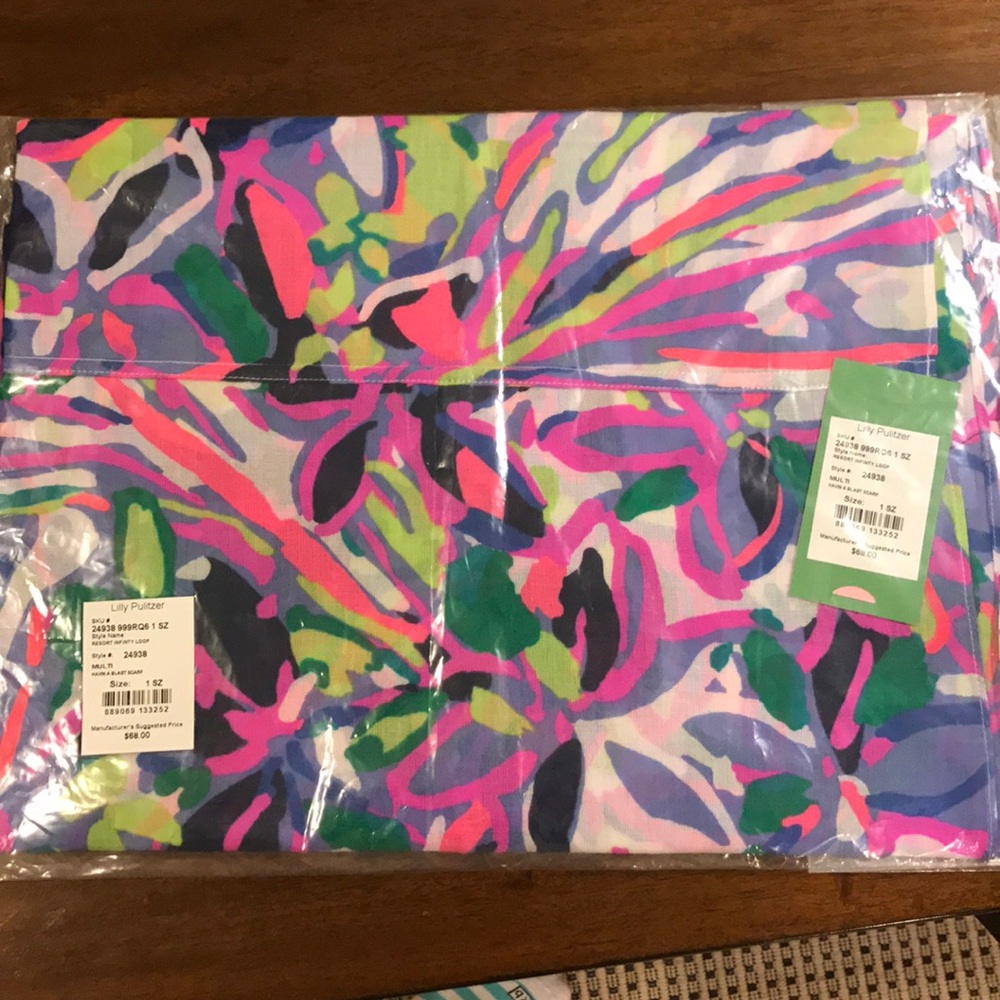 BRAND NEW Lilly Pulitzer havin a blast scarf