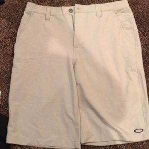 Oakley take 3.5 grey golf shorts