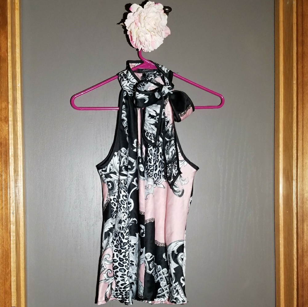 NWOT Beautiful sleeveless mock-neck blouse