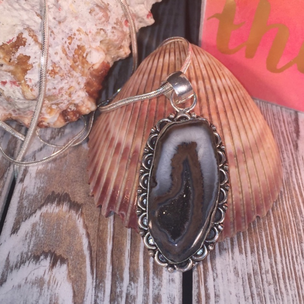 NWOT Agate Druzy Pendant – Chocolate Brown WE47204