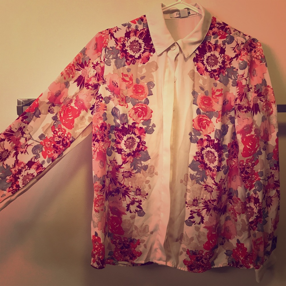 Forever 21 adorable floral blouse 🎉