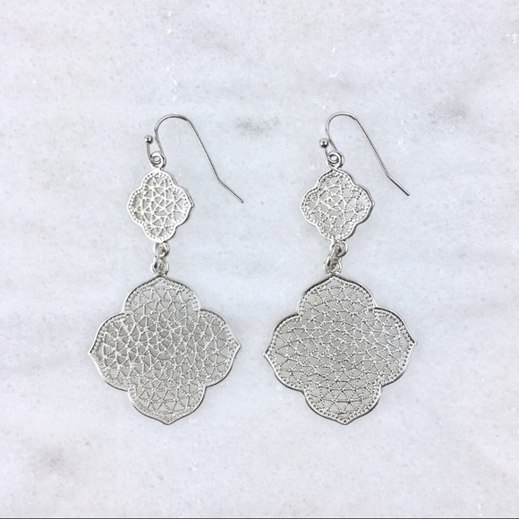 ❗️LAST ONE❗️🆑Silver Dangle Earrings - Picture 2 of 3