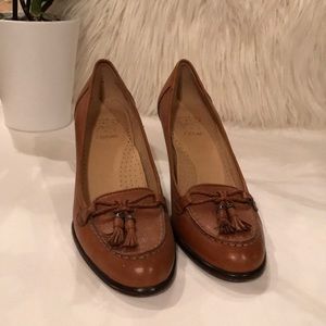 Women's leather medium heels.