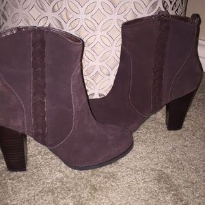 Brown heeled booties !