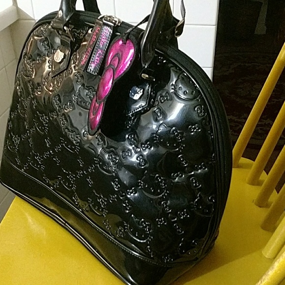 Black patent leather oval shape Hello Kitty handba - Picture 3 of 7