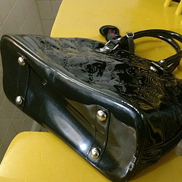 Black patent leather oval shape Hello Kitty handba - Picture 4 of 7