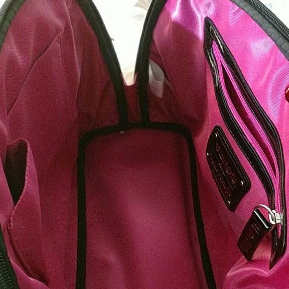 Black patent leather oval shape Hello Kitty handba - Picture 6 of 7