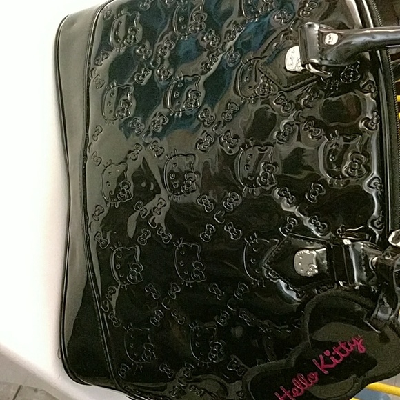 Black patent leather oval shape Hello Kitty handba - Picture 7 of 7