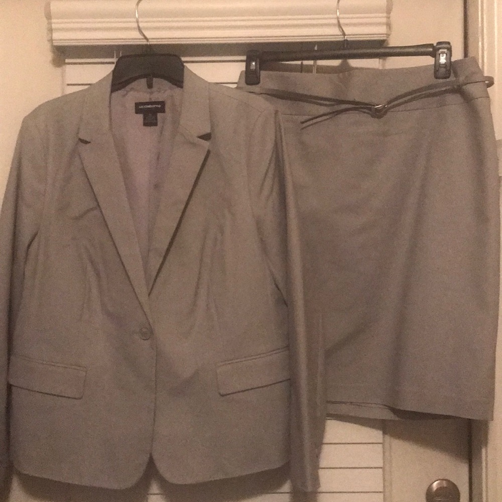 Skirt suit