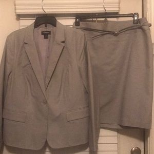Skirt suit