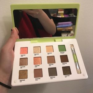 VDL Pantone greenery eyeshadow palette