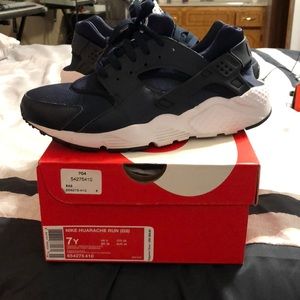 Hurache navy blue and white Nike’s