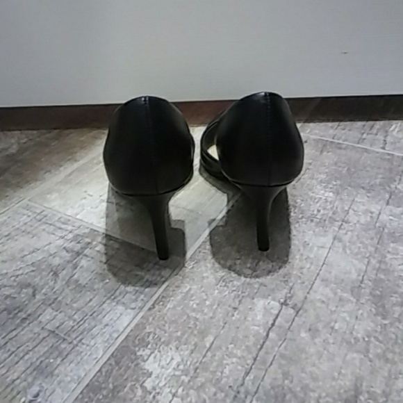 New without tags,never worn, black, low heel pumps - Picture 3 of 4