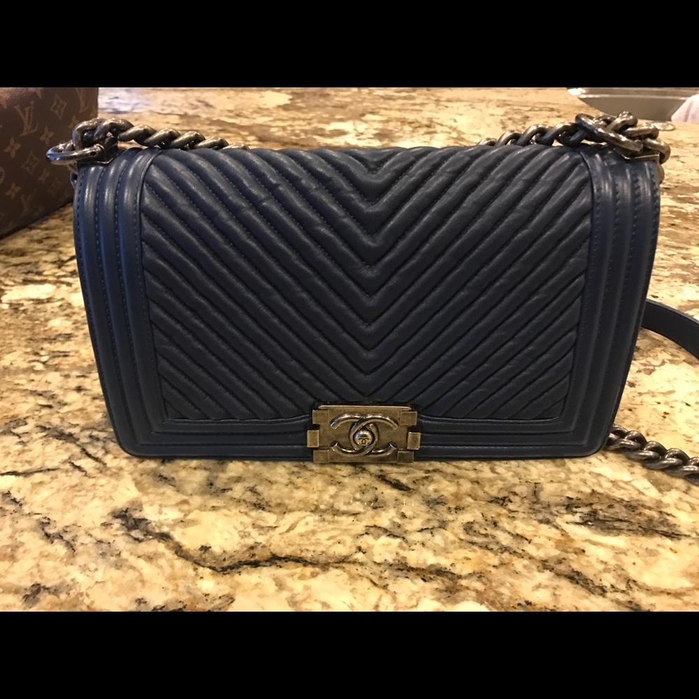 Chanel boy old medium