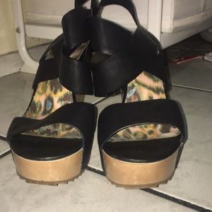 Black wedges