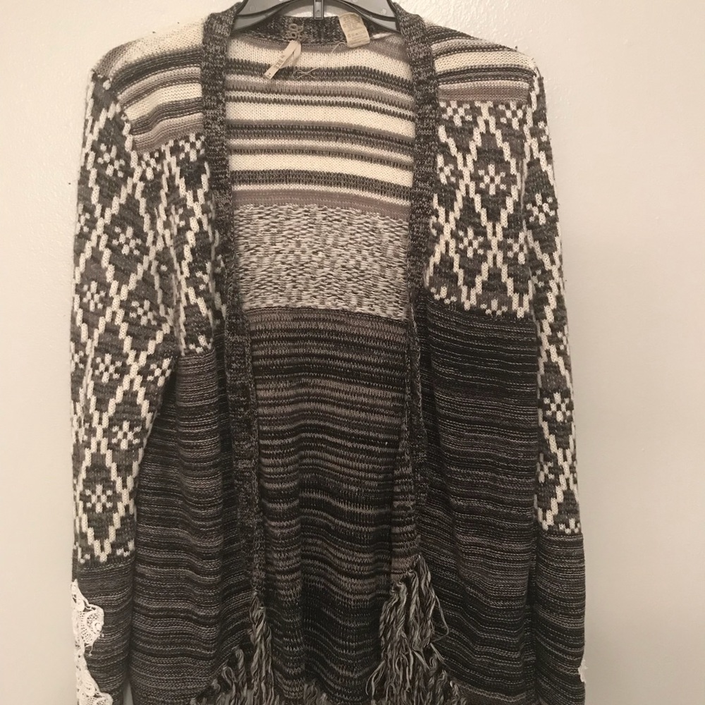 Gimmicks by BKE tribal sweater/ cardigan ✨✨✨⛄️