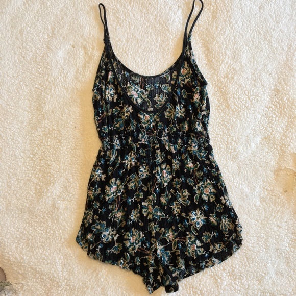 Urban Outfitters floral Romper - Picture 5 of 5