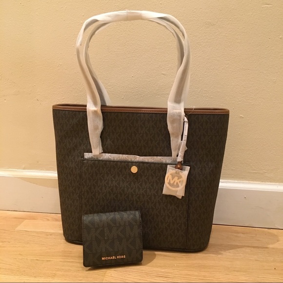 Michael Kors Handbags - SALE✨Michael Kors Jet Set Tote & Wallet