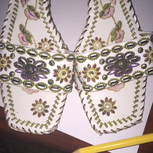 Embroidered white sandals - Picture 2 of 8