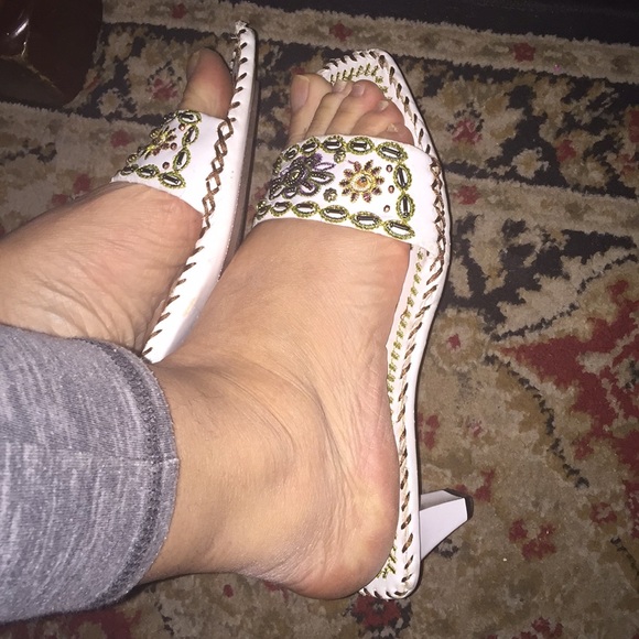 Embroidered white sandals - Picture 5 of 8