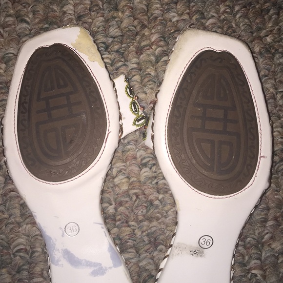 Embroidered white sandals - Picture 6 of 8