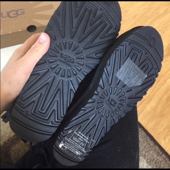 UGG AUTHENTIC BAILEY BOW SIZE 5 New - Picture 2 of 4