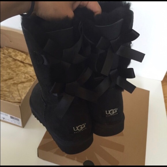 UGG AUTHENTIC BAILEY BOW SIZE 5 New - Picture 3 of 4