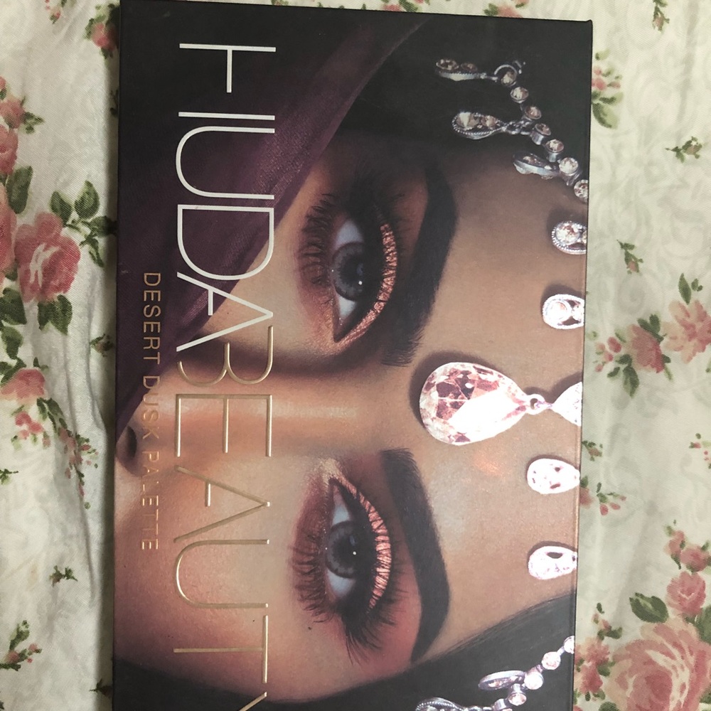 Huda beauty desert dusk palette barely used