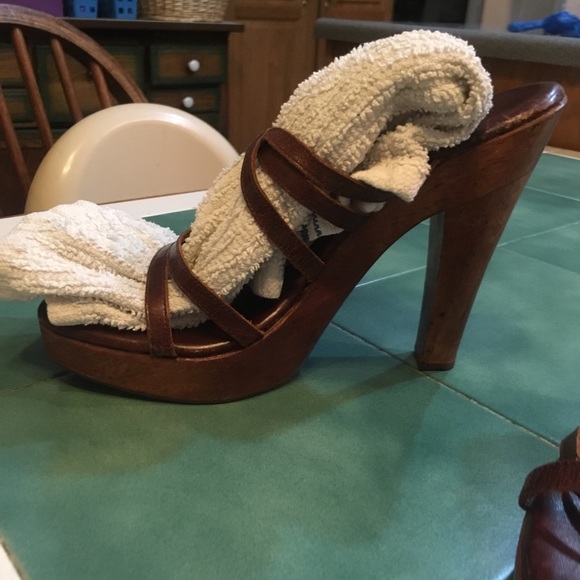 Bebe strappy leather wooden platform pumps! Size10 - Picture 6 of 8