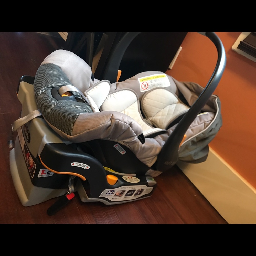 Baby carseat w/base Chico keyfit 30 - Excellent