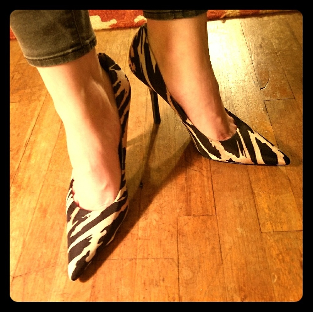 GUESS Animal Print Sexy Pumps