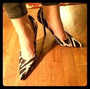 GUESS Animal Print Sexy Pumps