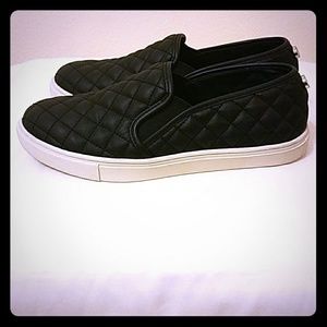STEVE MADDEN slip on sneaker