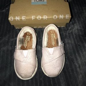Toms Tiny classic pink metallic shoes