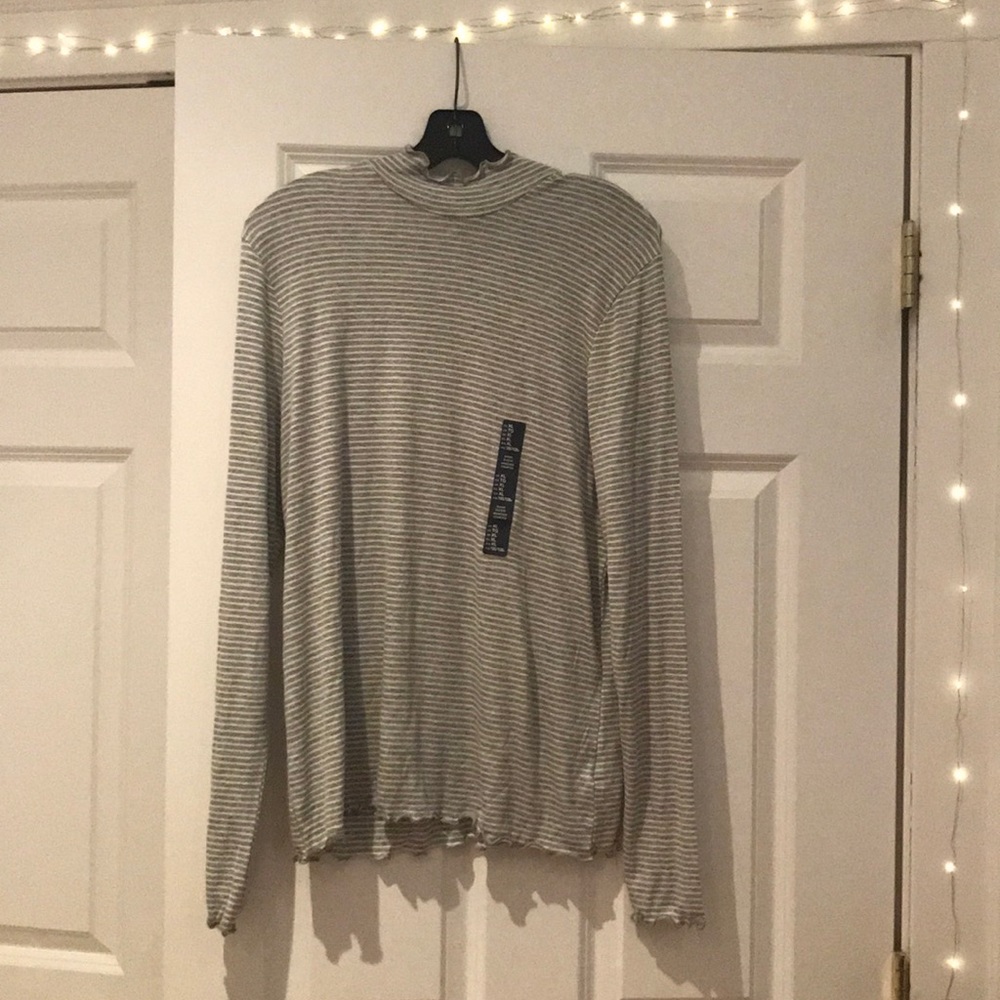 GAP Lettuce Edge Turtleneck