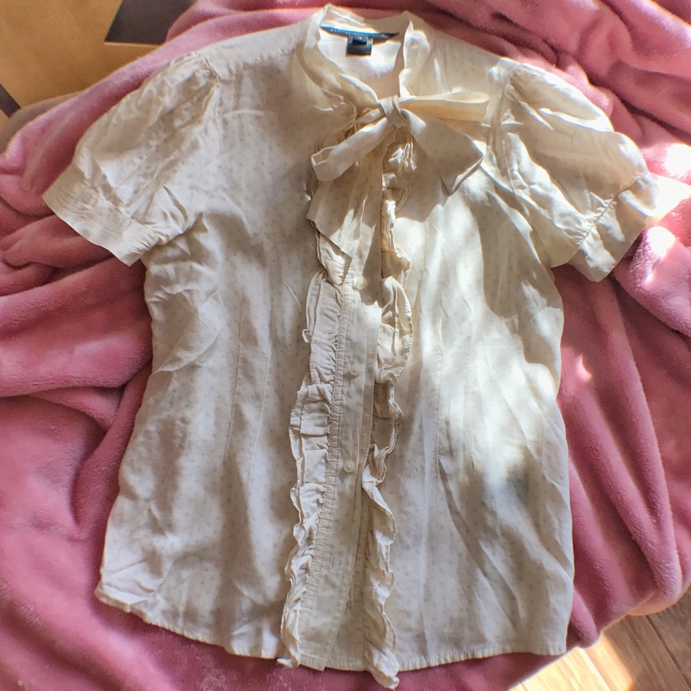 Adorable Marc Jacobs button down beigecream blouse