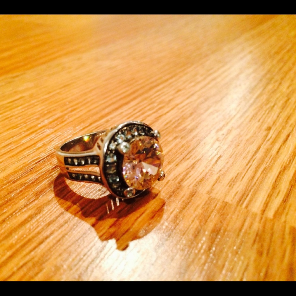 925 Sterling Silver Ring w Light Pink Stone - Sz 9