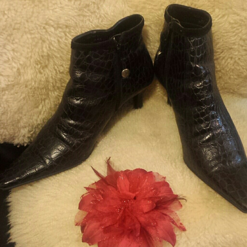 Black textured leather heeled ankle boot