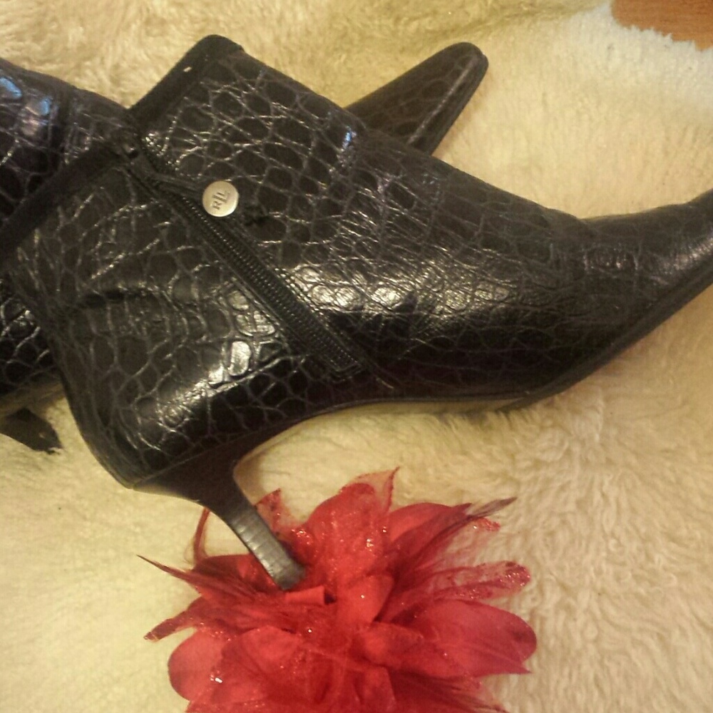 Black textured leather heeled ankle boot - Picture 2 of 3