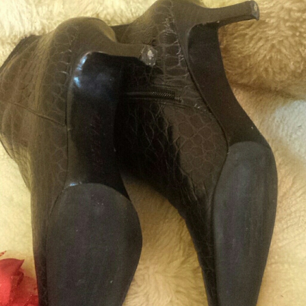 Black textured leather heeled ankle boot - Picture 3 of 3