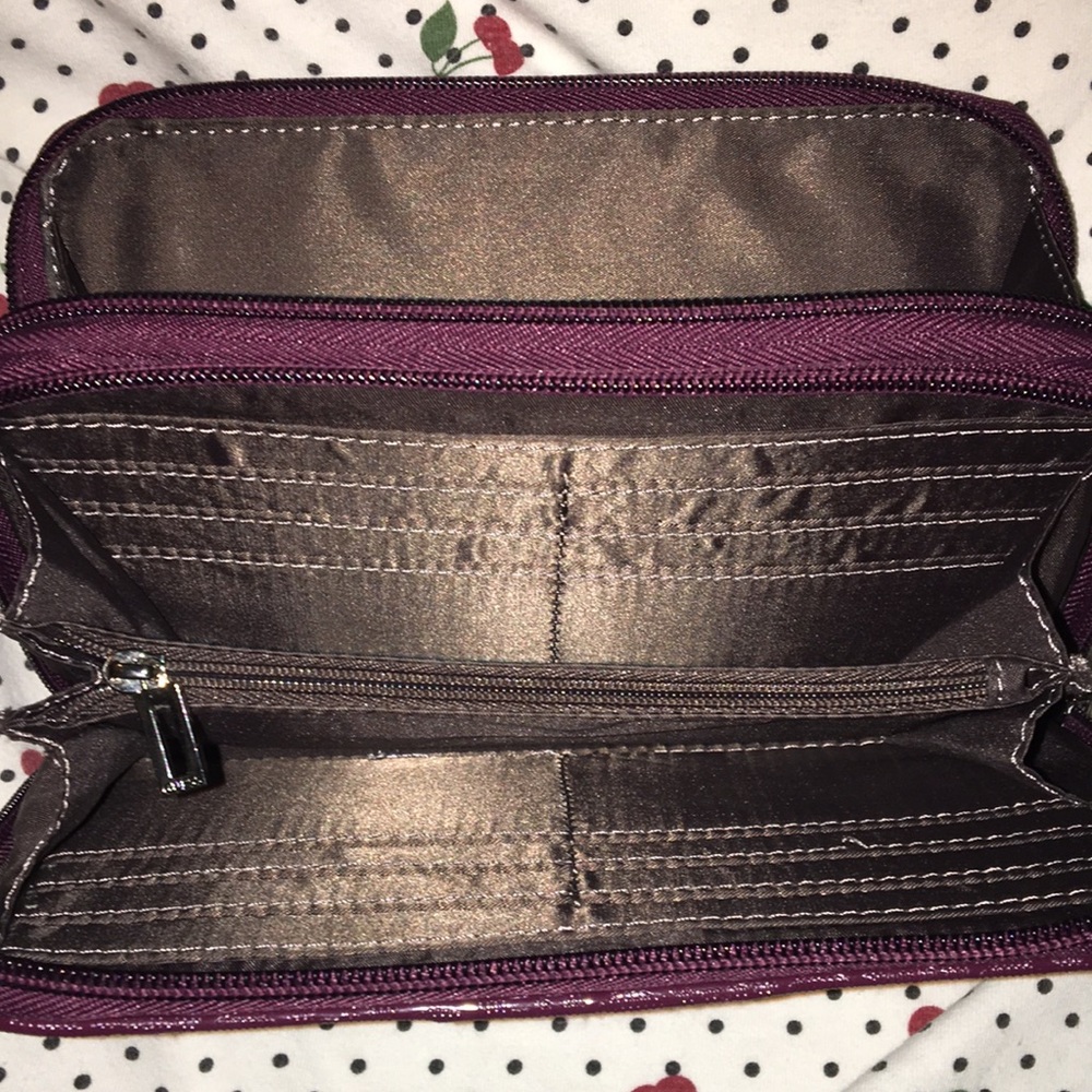 Authentic GUESS WALLET - Picture 3 of 4
