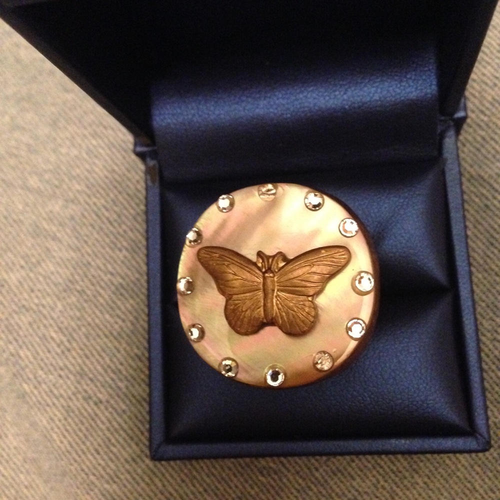 🐞Artsy butterfly ring size 6.