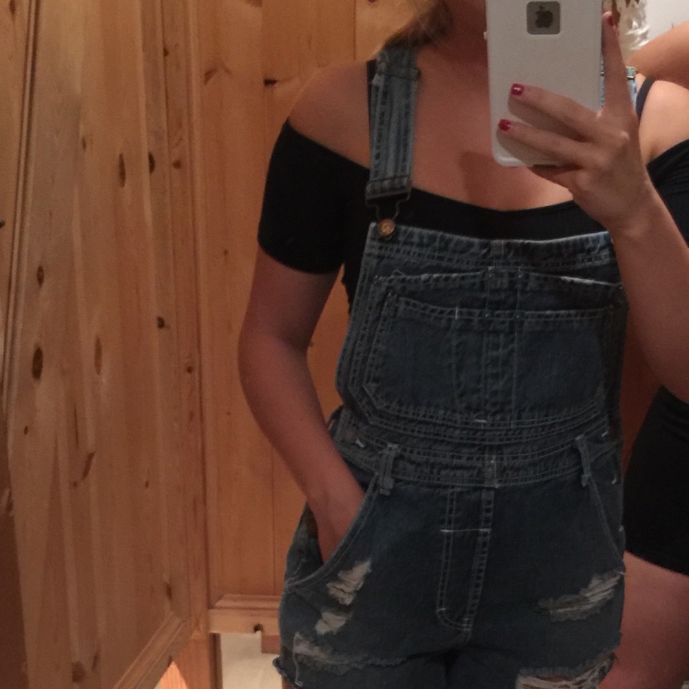 LF Sam and Libby off the shoulder crop top