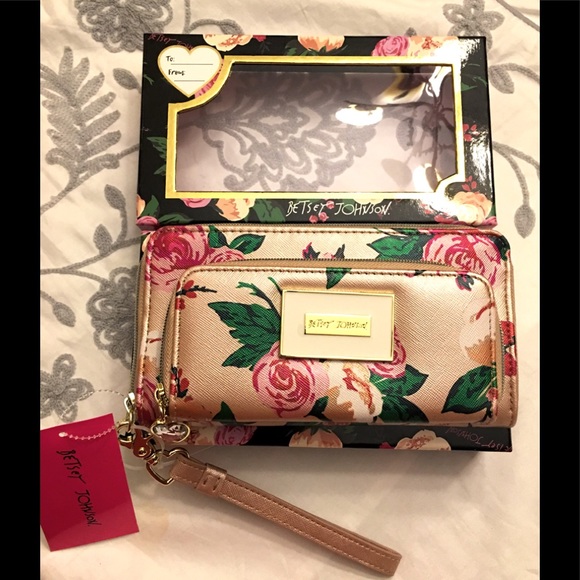 Betsey Johnson Handbags - BETSEY JOHNSON 👄Wristlet Wallet👄