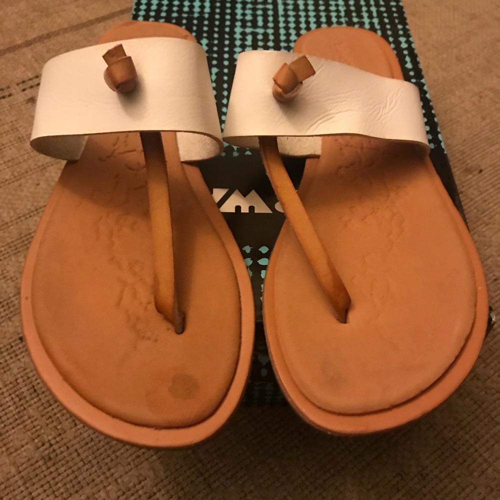 Cute sandals with lightly cushioned sole.