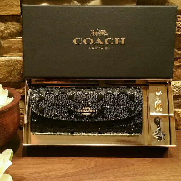 NEW Signature Embossed Patent Leather Soft Wallet - Picture 2 of 5