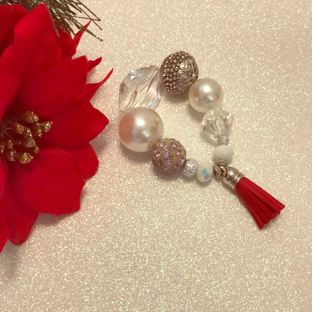 ❤️ Teen bracelet with beads and red tassel.