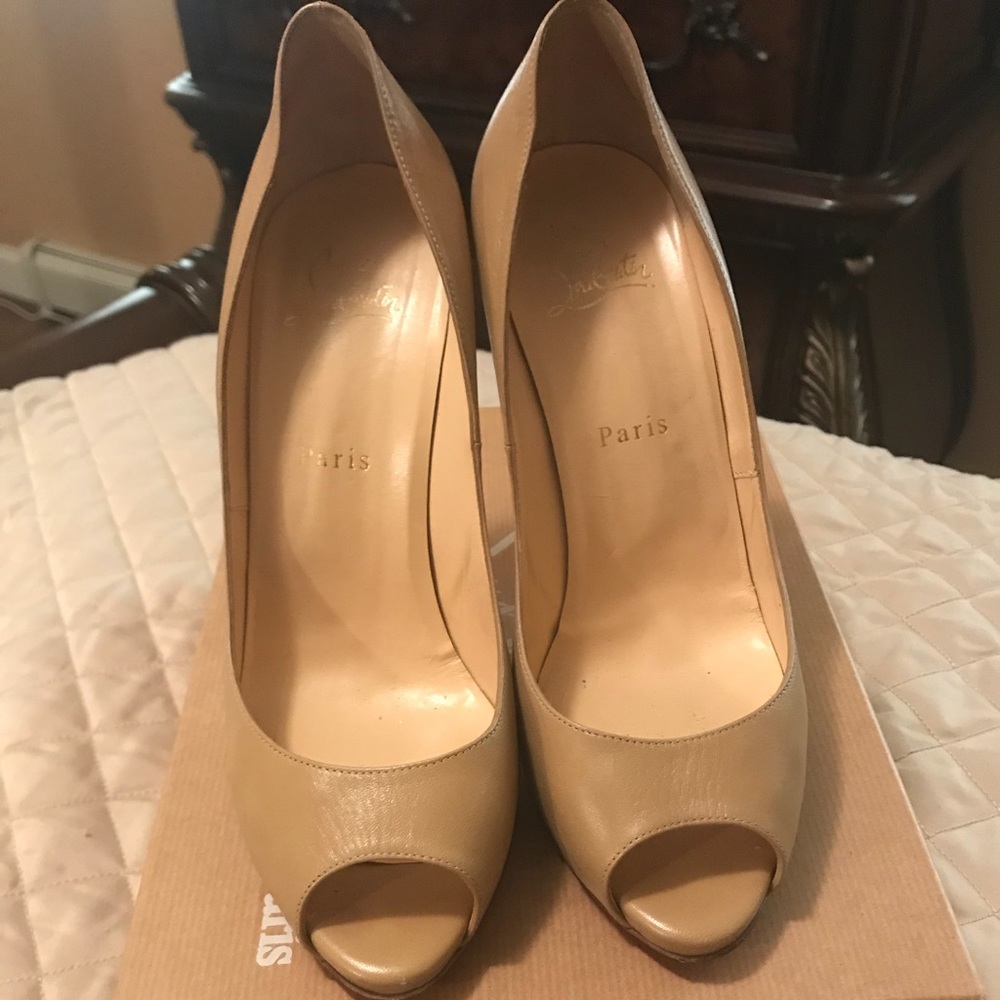 Christian Louboutin Nude Pumps