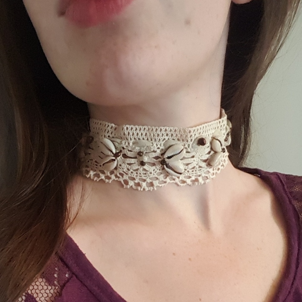 Cream Shell Lace Choker