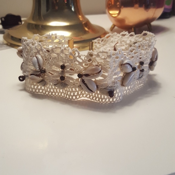 Cream Shell Lace Choker - Picture 2 of 3